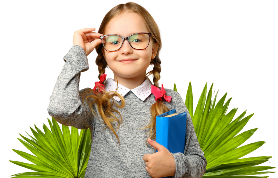 Ein kleines Mädchen mit Zöpfen trägt stolz eine Brille.